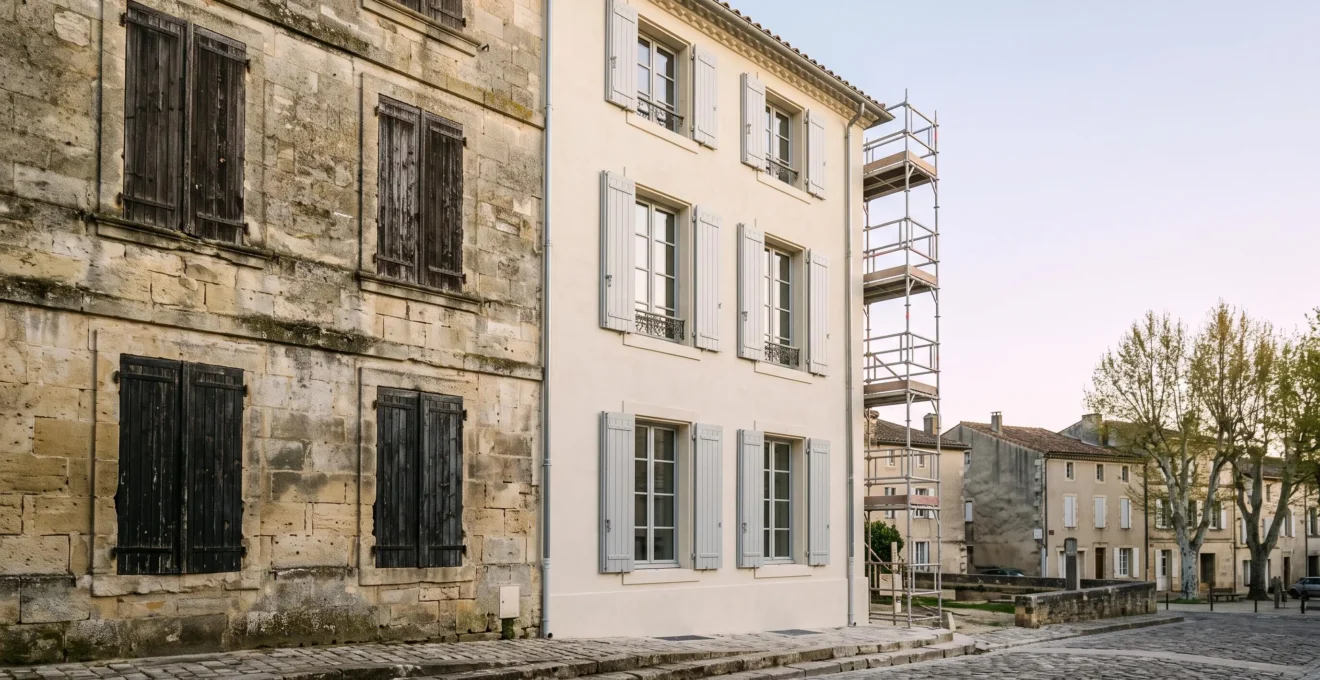 Facade d'un immeuble ancien en cours de renovation dans un centre historique francais, symbole de la defiscalisation loi Malraux