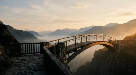 Photographie symbolique d'un pont doré traversant une vallee brumeuse, illustrant le report d'un droit fiscal dans le temps